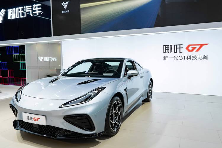 东莞63哪吒汽车在智能汽车领域的表现，领途汽车在新能源汽车市场中的影响力